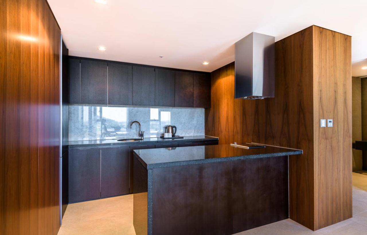 Brown Suites Hotel And Resort Jeju Bagian luar foto