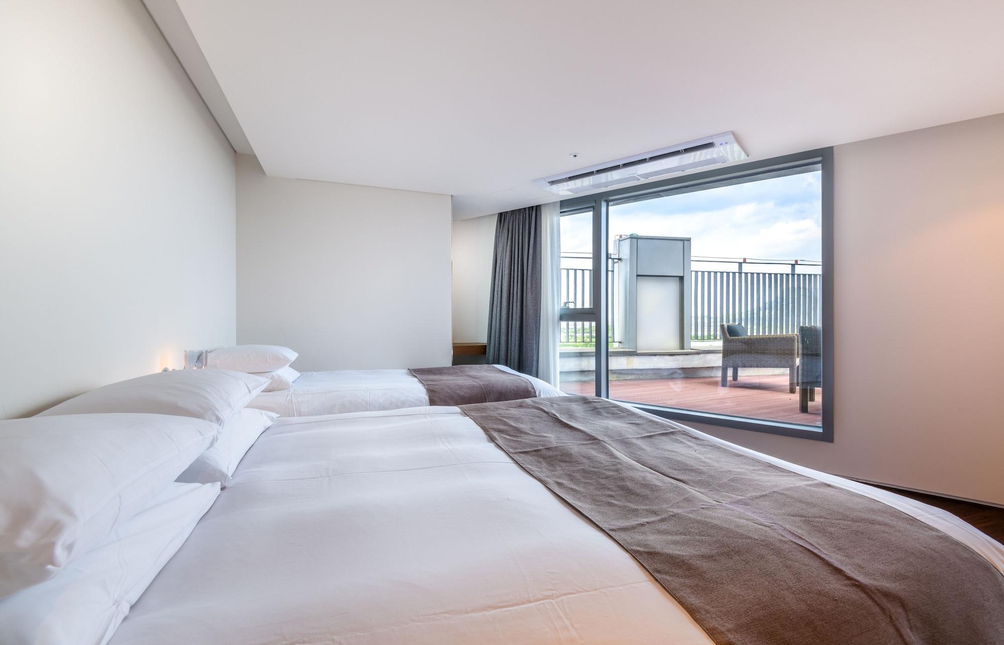 Brown Suites Hotel And Resort Jeju Bagian luar foto