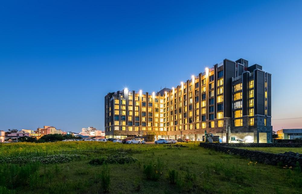Brown Suites Hotel And Resort Jeju Bagian luar foto