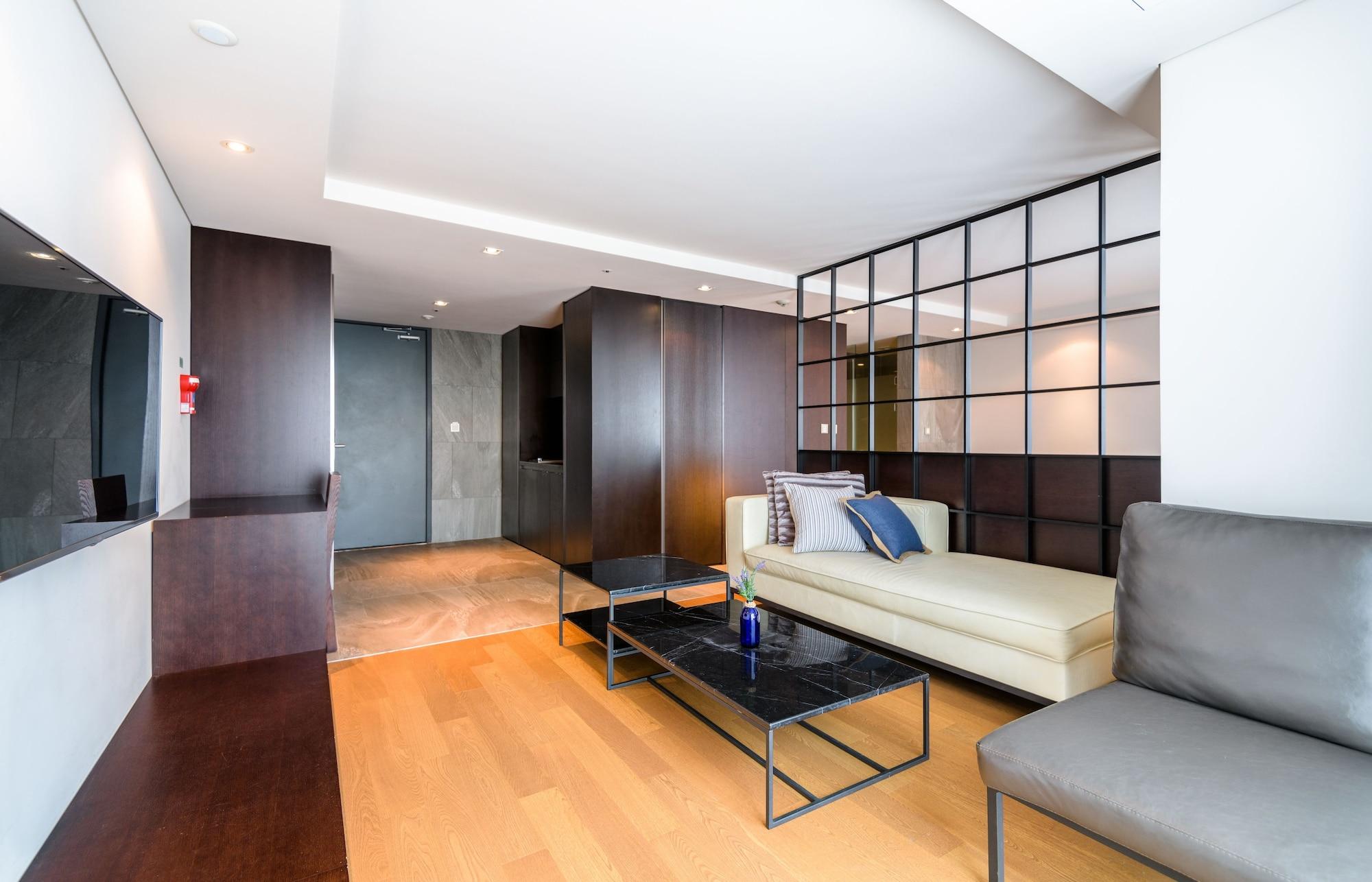 Brown Suites Hotel And Resort Jeju Bagian luar foto