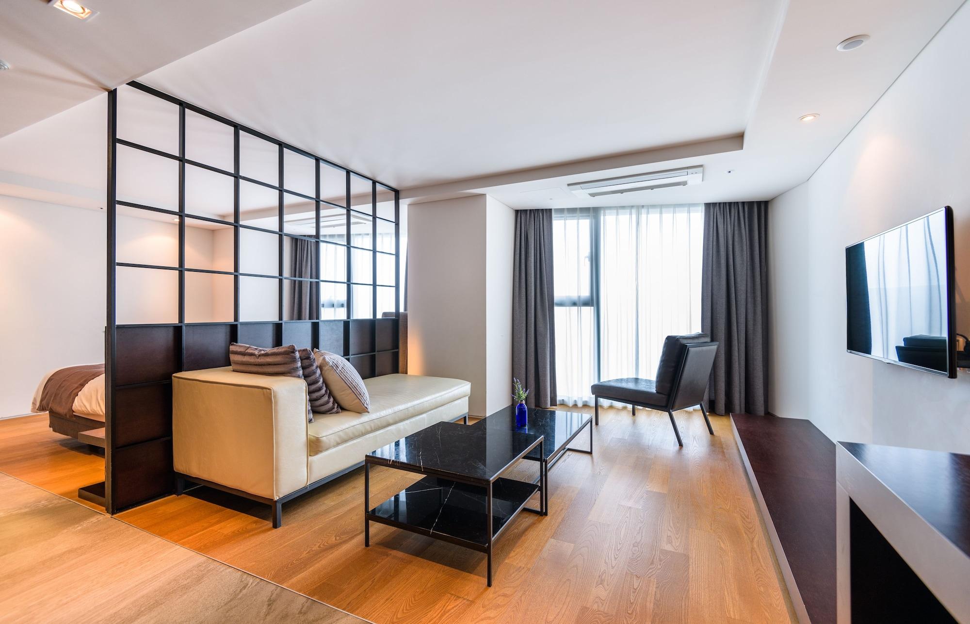 Brown Suites Hotel And Resort Jeju Bagian luar foto