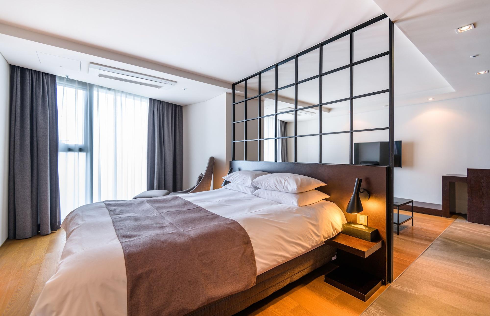 Brown Suites Hotel And Resort Jeju Bagian luar foto