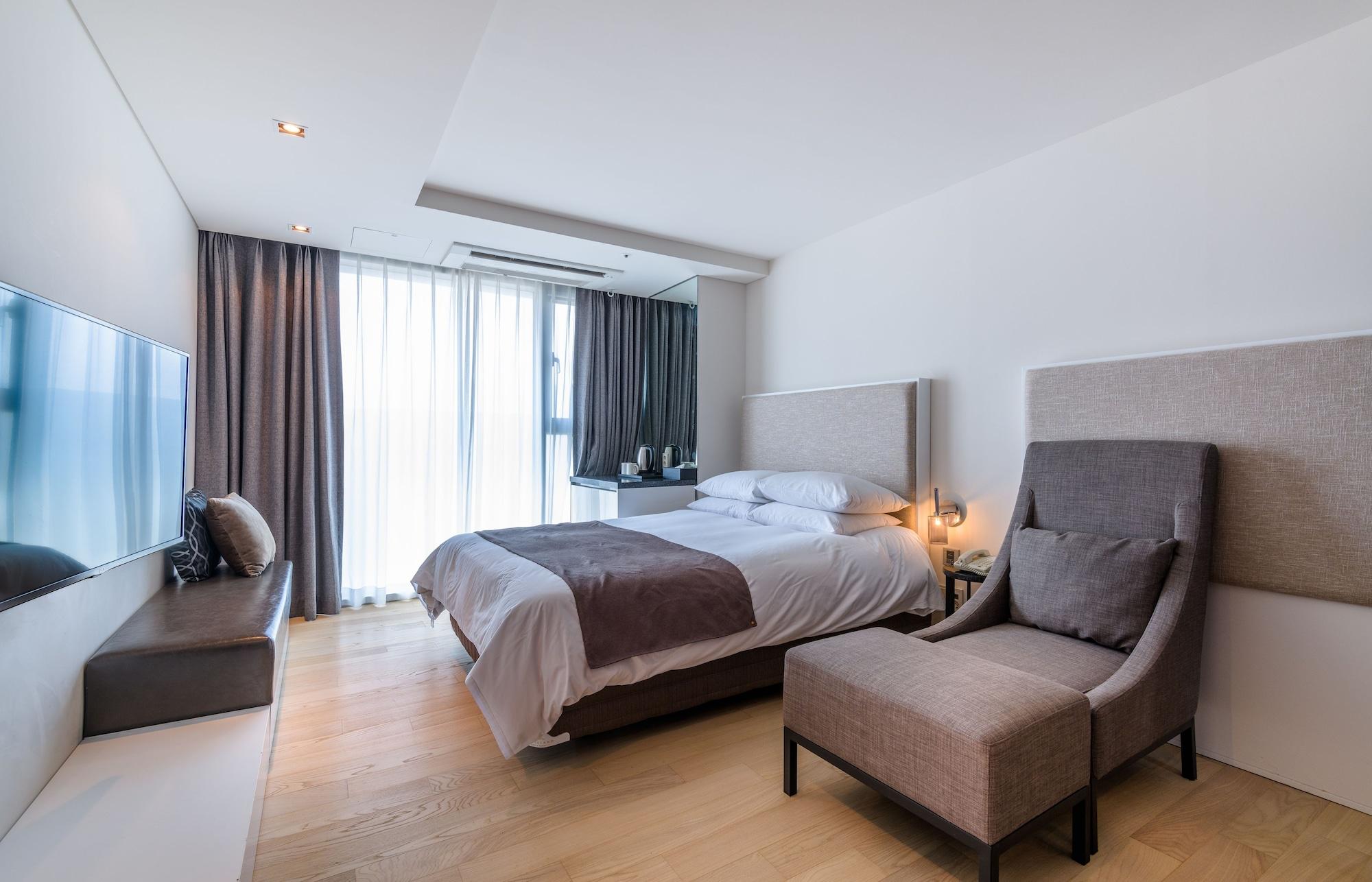 Brown Suites Hotel And Resort Jeju Bagian luar foto