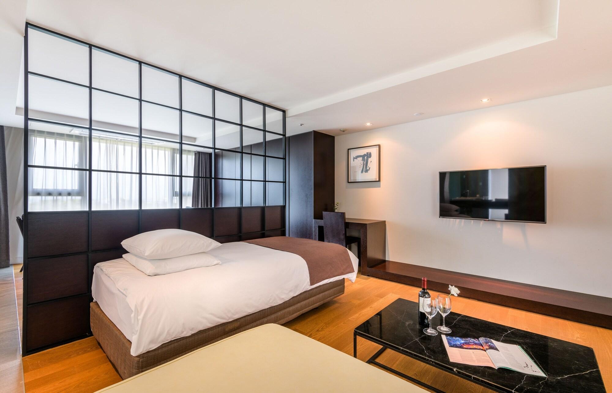Brown Suites Hotel And Resort Jeju Bagian luar foto