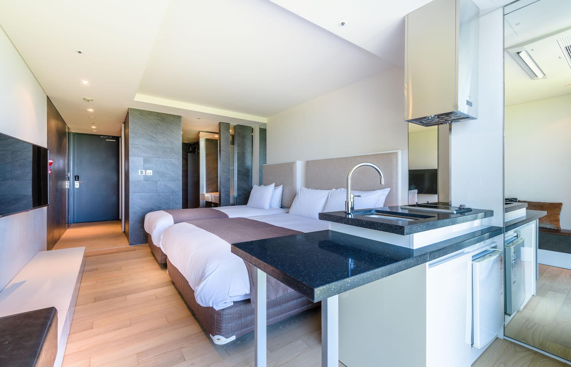 Brown Suites Hotel And Resort Jeju Bagian luar foto