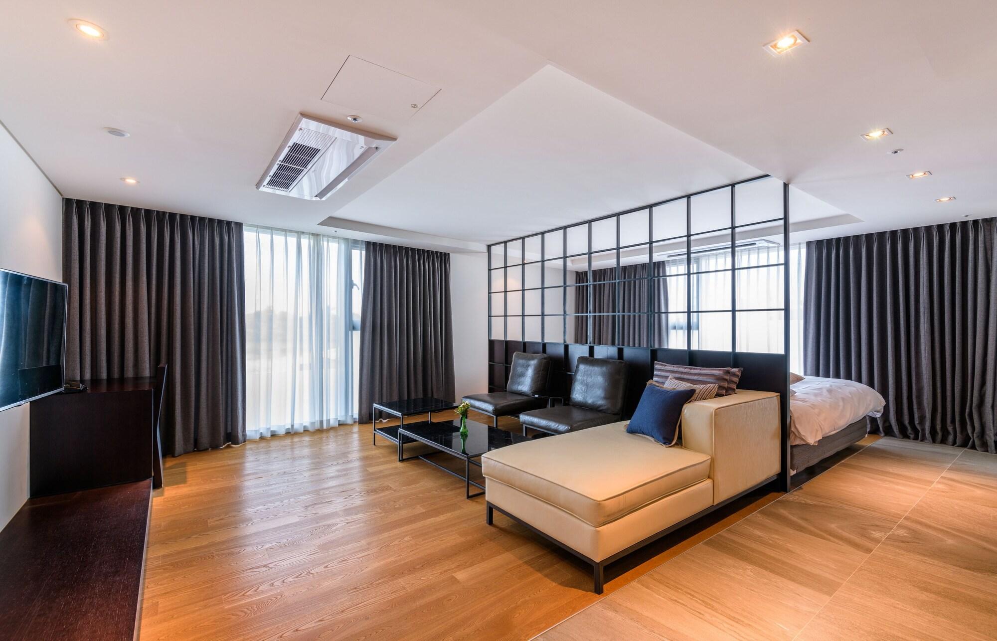 Brown Suites Hotel And Resort Jeju Bagian luar foto
