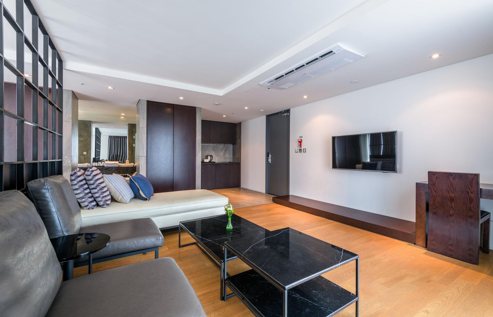 Brown Suites Hotel And Resort Jeju Bagian luar foto