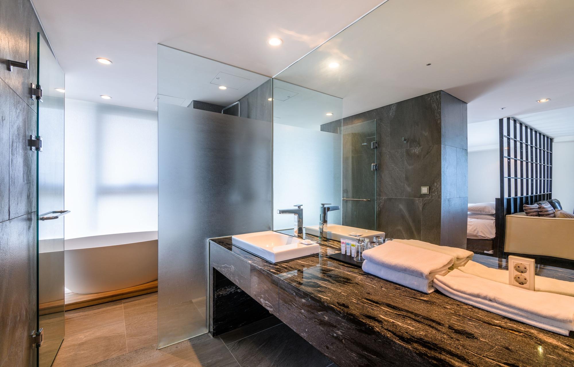 Brown Suites Hotel And Resort Jeju Bagian luar foto