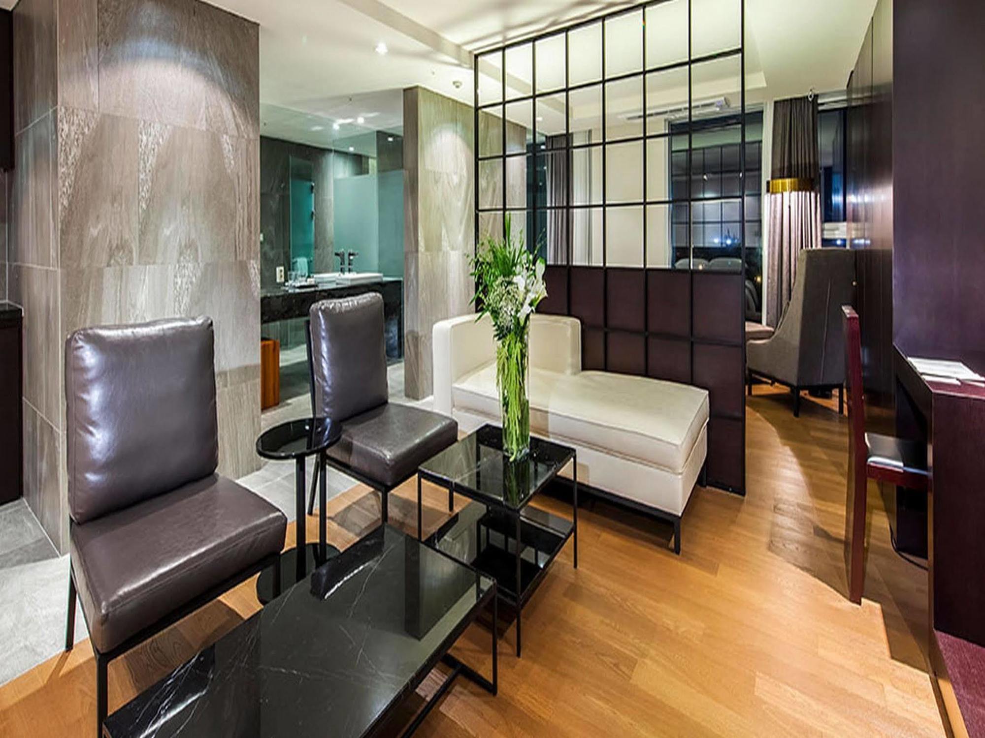 Brown Suites Hotel And Resort Jeju Bagian luar foto