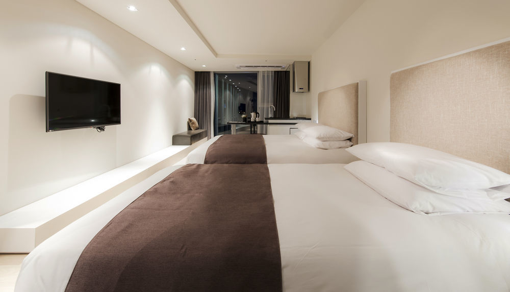 Brown Suites Hotel And Resort Jeju Bagian luar foto