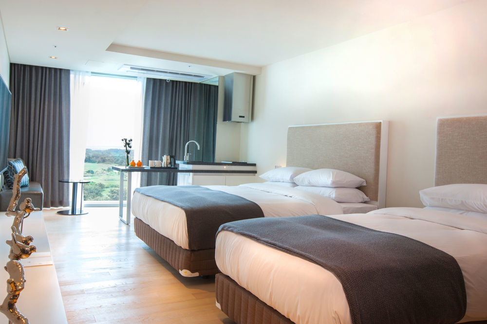 Brown Suites Hotel And Resort Jeju Bagian luar foto